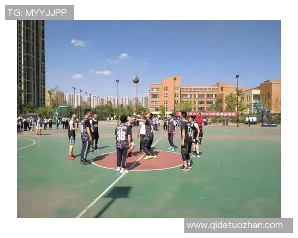 初中学校篮球场的美丽风景与青春活力展现